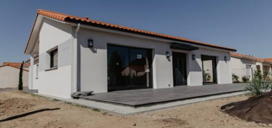 Une maison en cours de finition avec sa terrasse carrelée à Pornic (44)